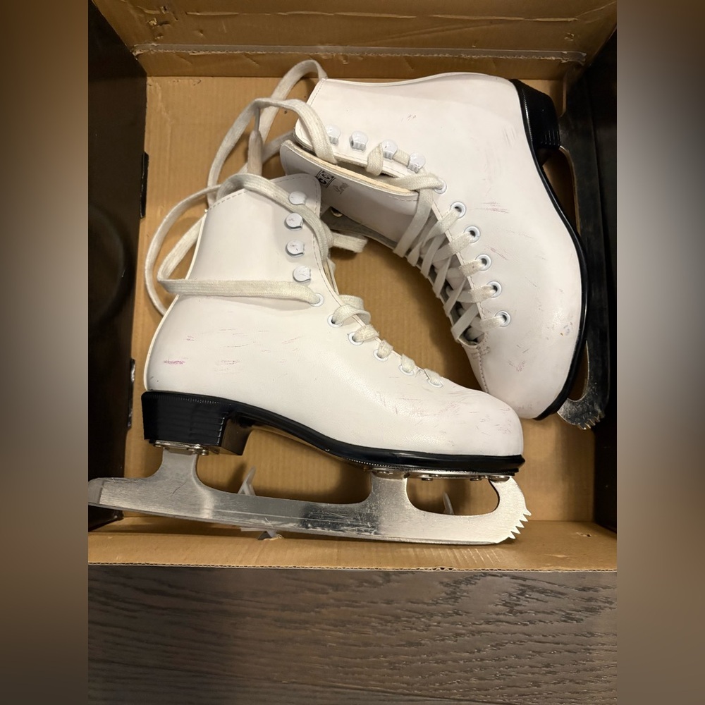 CCM girls white skate junior sz 4 VGUC only work twice